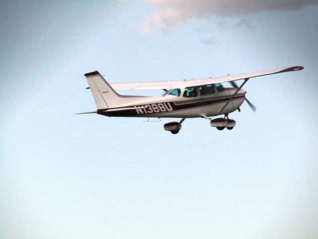 Cessna Skyhawk (N1388U) - Taking off RWY 6