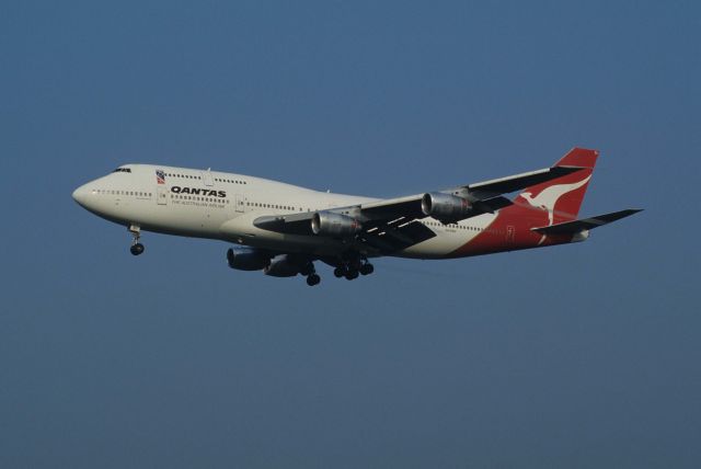 BOEING 747-300 (VH-EBU) - Final Approach to Narita Intl Airport Rwy16R on 1995/07/31