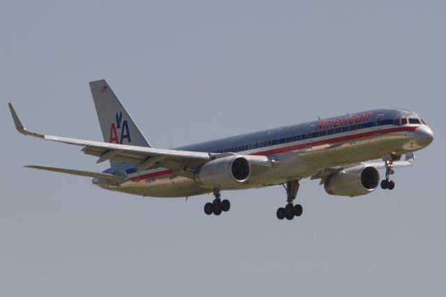Boeing 757-200 (N182AN)