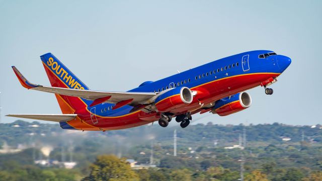 Boeing 737-700 (N7752B) - Departing 22br /10/28/18