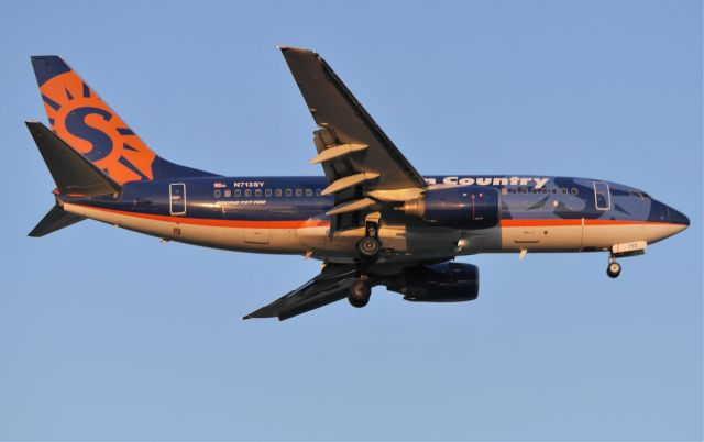 Boeing 737-700 (N713SY)