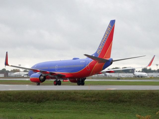 Boeing 737-700 (N7730A)