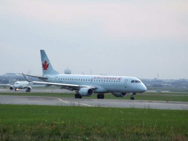 Embraer ERJ-190 (C-FNAJ)