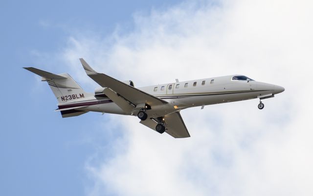 Learjet 45 (N238LM) - Runway 02L arrival @KDPA.