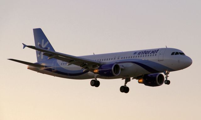 Airbus A320 (XA-WAB)