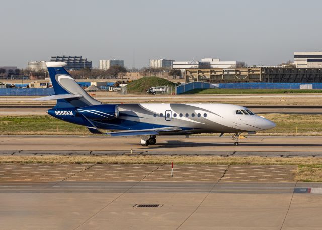 Dassault Falcon 2000 (N556KM) - Sharp looking Falcon 2000 taxiing at Dallas Love Field.