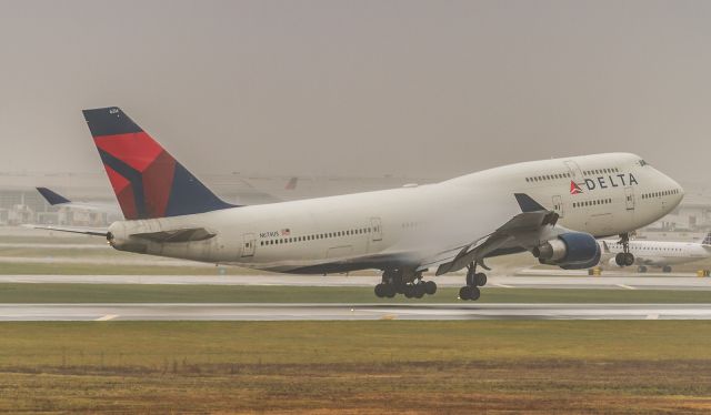 Boeing 747-400 (N674US)