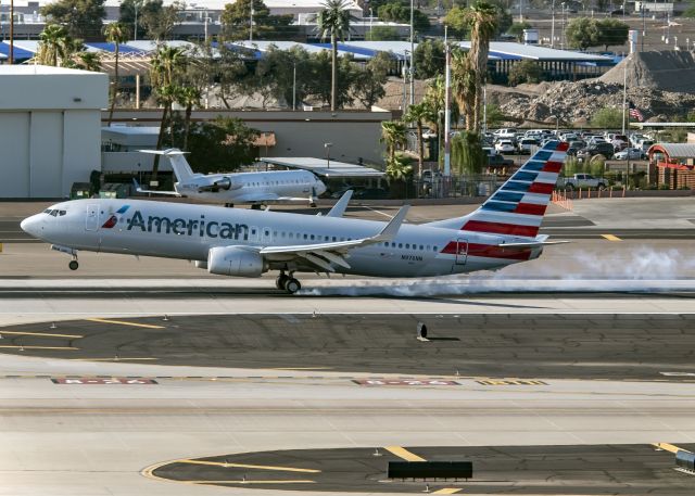 Boeing 737-800 (N976NN)