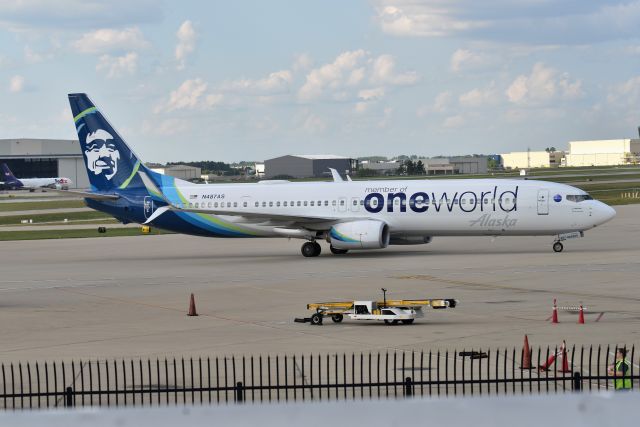 Boeing 737-900 (N487AS) - Pulling in to the gate on 08-02-21