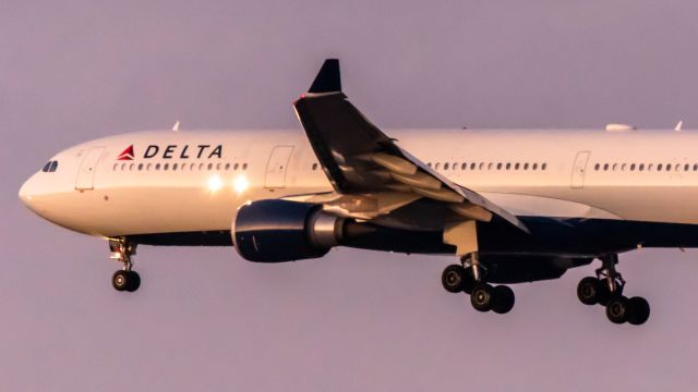 Airbus A330-300 (N827NW)