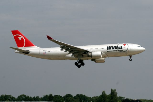 Airbus A330-200 (N853NW) - Arriving on 25-Jun-09 operating flight NWA104 from KMSP.