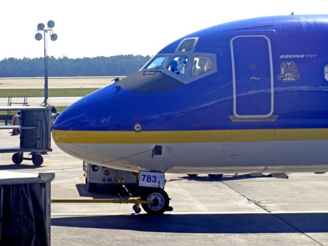 Boeing 717-200 (N932AT) - The Milwaukee Brewers liveried 717 loading at KATL.