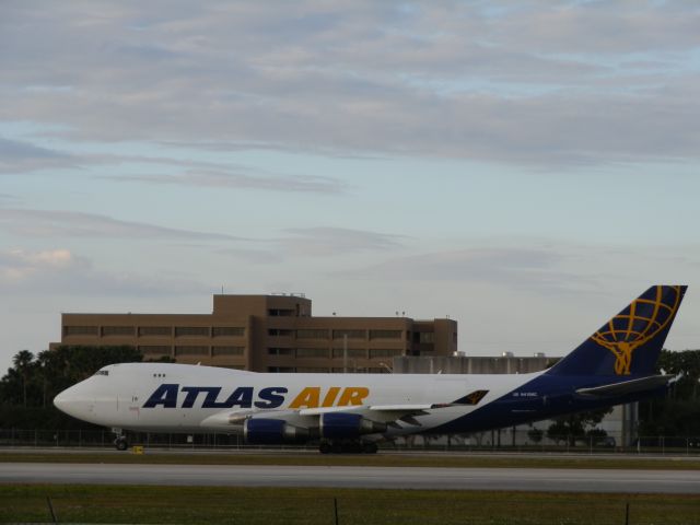 Boeing 747-400 (N415MC)