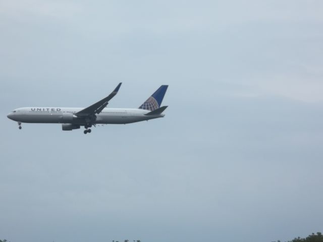 Boeing 777-200 — - United Airlines 777-200 plane landing at Dulles International Airport.