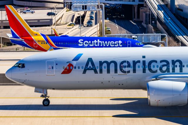 Boeing 777-200 (N770AN) - An American Airlines 777-200 taxiing at PHX on 2/10/23 during the Super Bowl rush. Taken with a Canon R7 and Tamron 70-200 G2 lens.