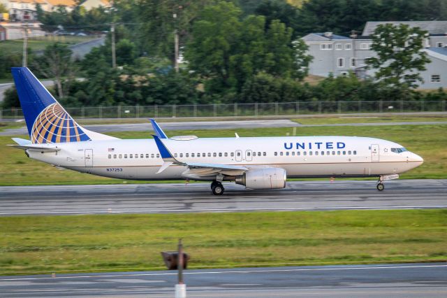 Boeing 737-800 (N37253) - After the rain..