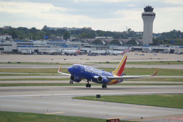 Boeing 737-700 (N7717D)