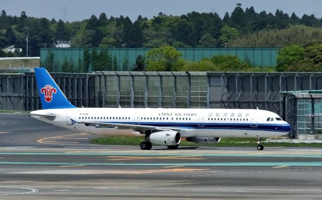 Airbus A321 (B-6306) - Taxing at NRT.(2016/04/25)