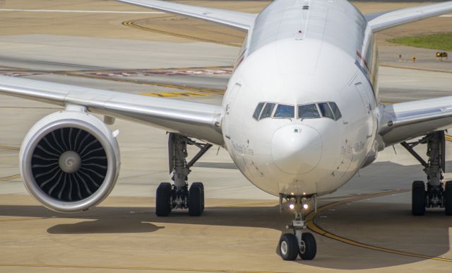 BOEING 777-200LR (N886FD) - Face to face with "Amara"