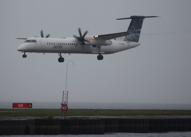 de Havilland Dash 8-400 (C-FLQY)