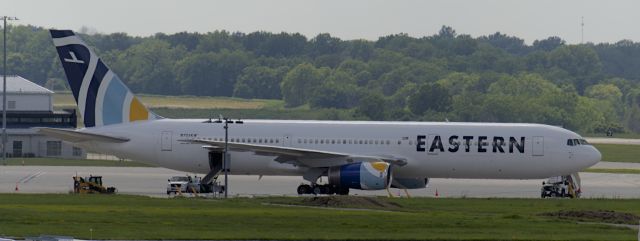 BOEING 767-300 (N703KW)