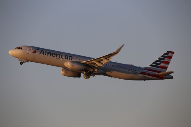 Airbus A321 (N990AU)
