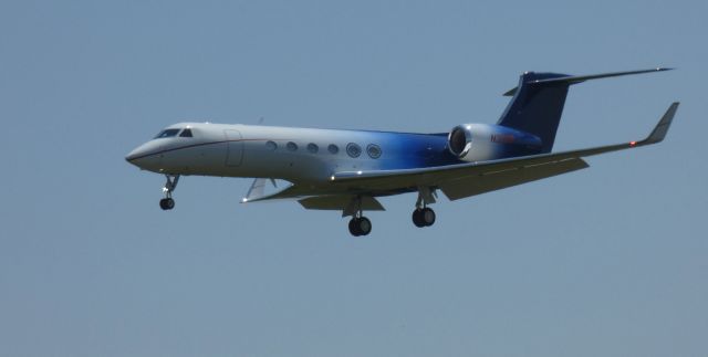 Gulfstream Aerospace Gulfstream V (N32RP) - On final is this 2000 Gulfstream G550 in the Spring of 2020.