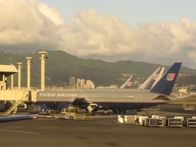 BOEING 767-300 (N671UA)