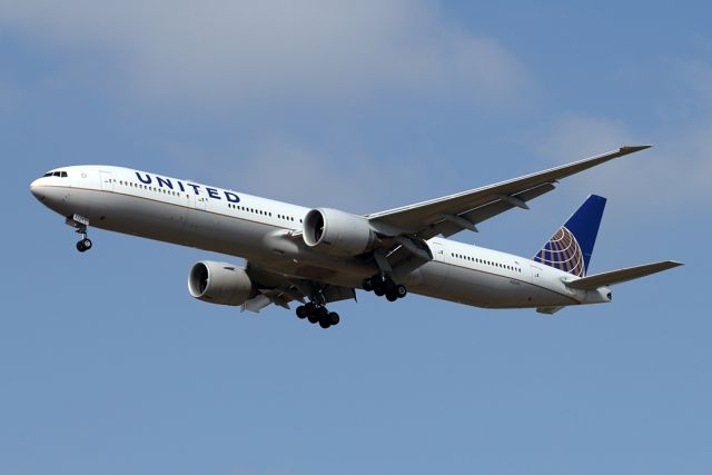 BOEING 777-300 (N2639U) - 26/07/2020 : Exactly 10h0m flight from EWR, Newark, when landing on runway 12.