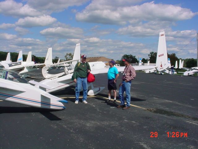 Experimental 100kts-200kts (N26SB) - Steve and Ron discussing the Long Ez...