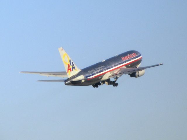 BOEING 767-200 (N320AA)
