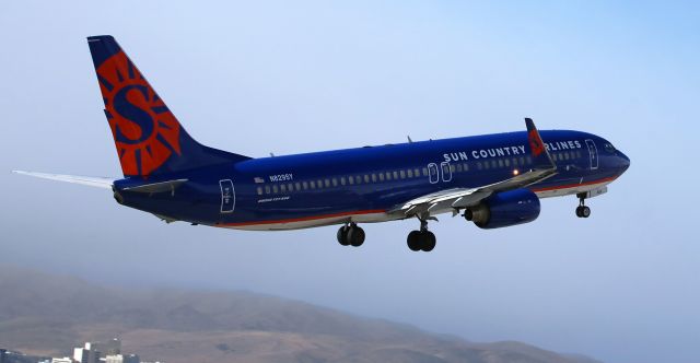 Boeing 737-800 (N829SY) - After making a charter trip from Northern Colorado Regional (Ft Collins/Loveland, CO) to Reno to drop off a college football team to play against the University of Nevada Wolfpack, this SCX B738 is caught as it is departing empty enroute to KLAS.