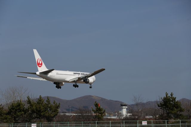 BOEING 767-300 (JA622J) - 4 April 2015: HND-HKD.