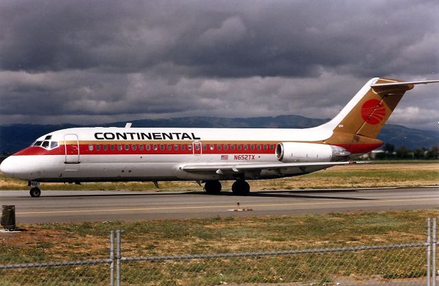 Douglas DC-9-10 (N652TX) - KSJC - N652TX DC 9 arriving at San Jose from Denver Stapleton in this March 1988 view.