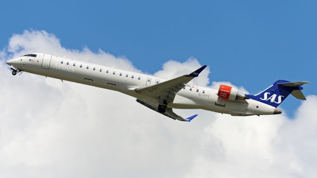 Canadair Regional Jet CRJ-900 (EI-FPT) - Photo taken on June 27, 2021.