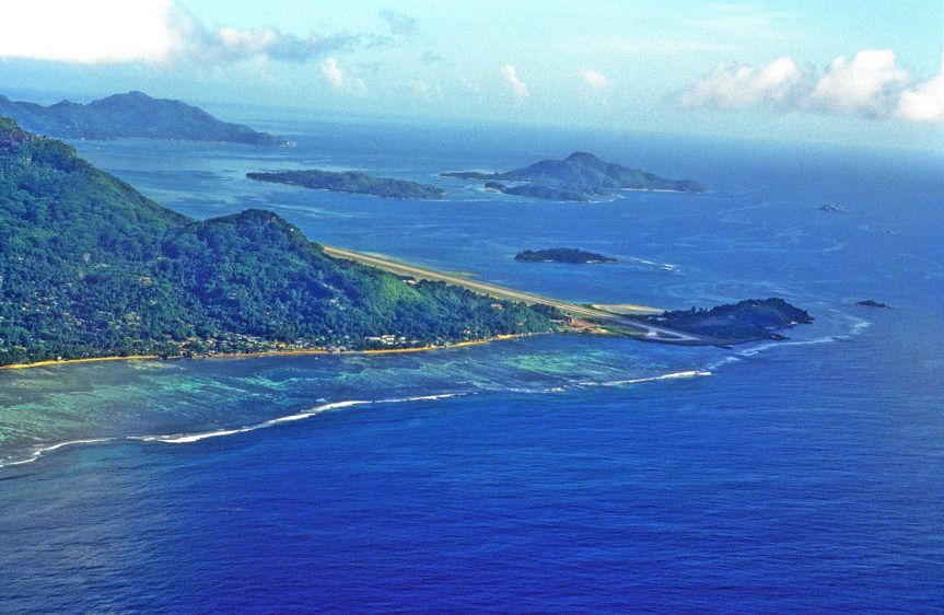 MAHE — - 1998 - The end of the Runway, at Mahe Island, Seychelles