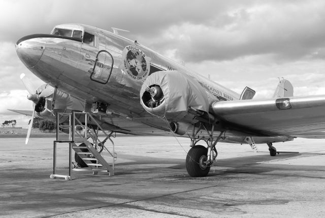 Douglas DC-3 (VH-OVM)