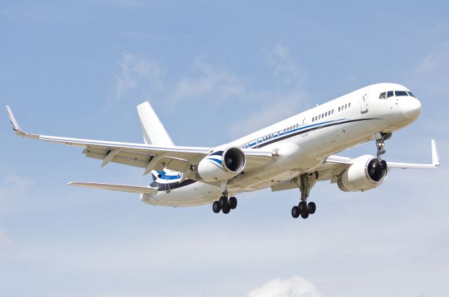 Boeing 757-200 (N801DM) - The Dallas Mavericks returning home to Dallas after a West Coast road trip. 757-200 owned by Mark Cuban (please view in "full" for highest image quality)