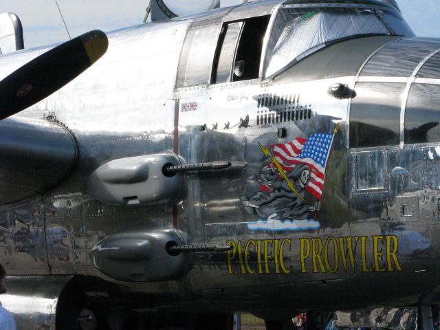 — — - Side view of awsome, shiny, well armed WWII B-25J bomber