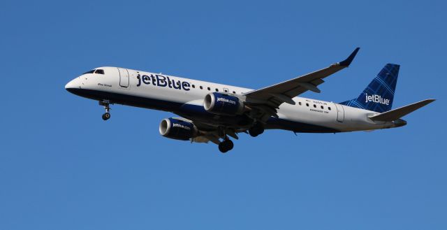 Embraer ERJ-190 (N265JB) - On final is this 2006 jetBlue Embraer  ERJ190-100 in the WInter of 2020.