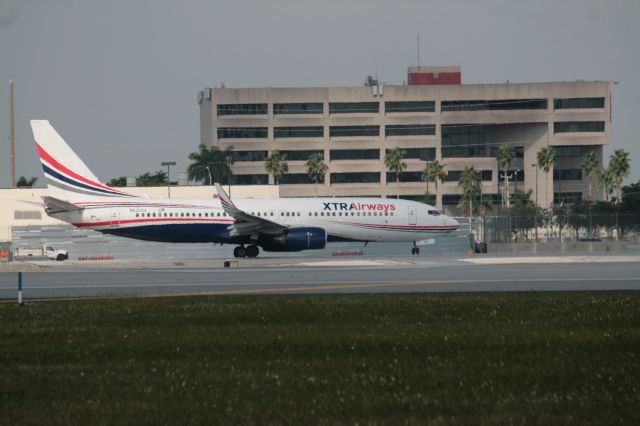 Boeing 737-800 (N625XA) - Take off at Miami