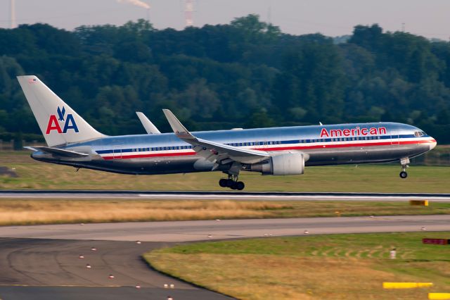 BOEING 767-300 (N377AN)