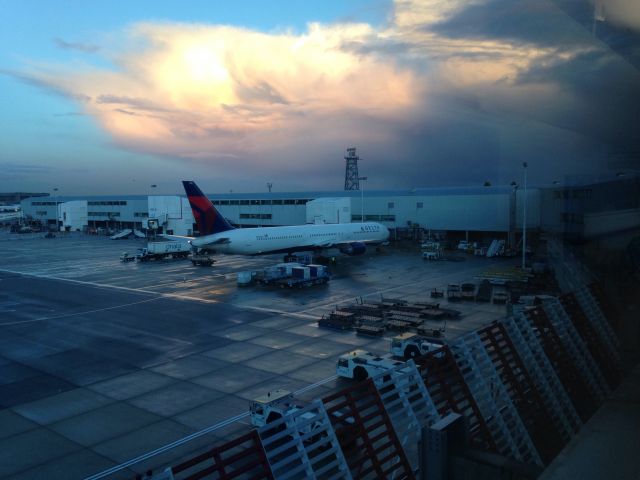 BOEING 767-400 (N827MH) - Gate 17 Terminal 4