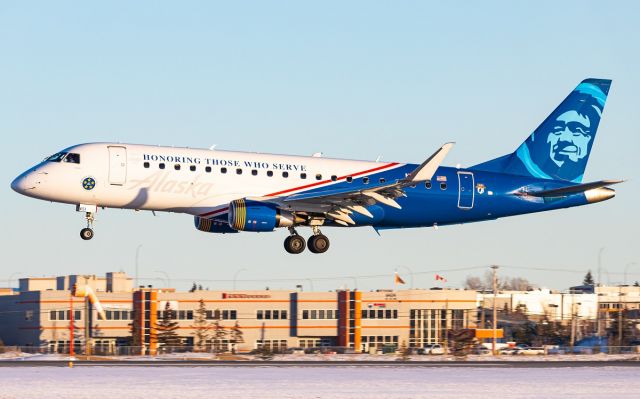 EMBRAER 175 (long wing) (N651QX)