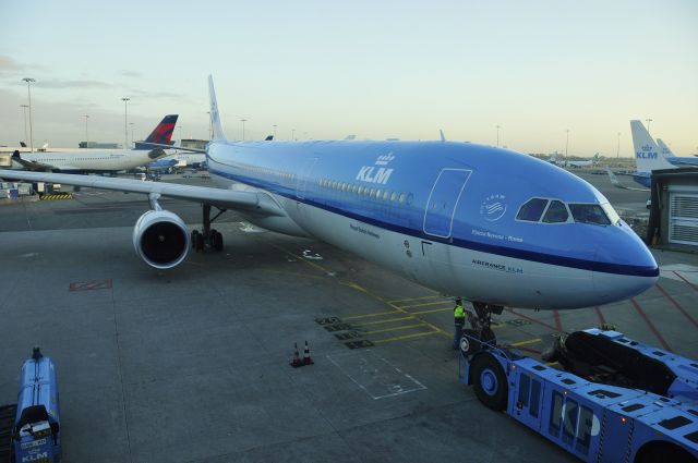 Airbus A330-300 (PH-AKB) - KLM Airbus A330-303 PH-AKB Piazza Navona - Roma in Amsterdam Schiphol Airport