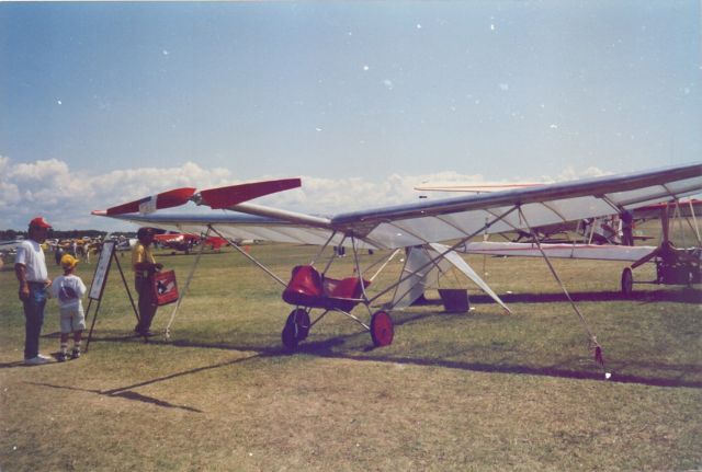 — — - Air Show of Oshkosh (Wisconsin - United States), summer 1992. Among the hundreds of aircraft on static display or presented in flight, an ultra-light (here in the photo) attracts my attention: it has no engine but is equipped with a propeller; fixed trolley, one would say single-seater, with structure limited to the essential and extremely light. What is it about? And most importantly, how does it take off and stay in the air after take-off?br /br /br /br /br /br /br /br /br /br /br /br /br /br /br /br /br /br /br /br /br /br / br /br /br /br /br /br /br /br /br /br /br / 