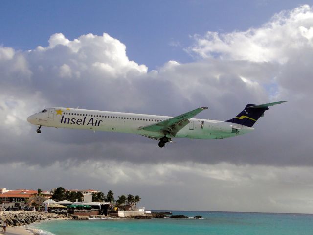 McDonnell Douglas MD-83 (PJ-MDB)