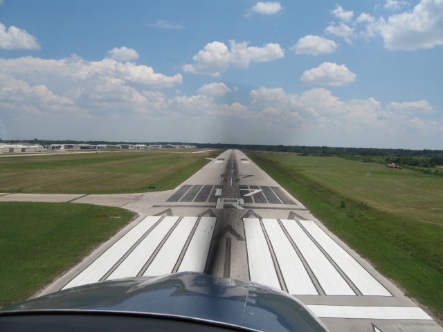 Cessna Skylane (N2260E) - Short Final 17R KDWH C-182T.