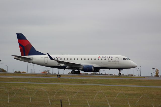 Embraer 170/175 (N882RW)