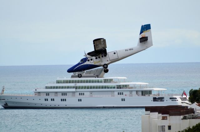 De Havilland Canada Twin Otter (PJ-WIJ) - Winair coming in for a landing.